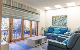 Stylish Retreat Steps From Geelong Waterfront, With Parking, Wi-Fi, Ac